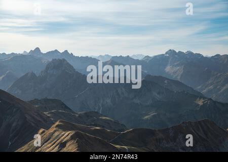 Wilde Berglandschaft an einem wunderschönen Herbsttag. Blick vom Nebelhorn auf die Allgäu-Alpen mit Höfats, großem Krottenkopf und Mädelegabel. Bayern, Deutschland Stockfoto