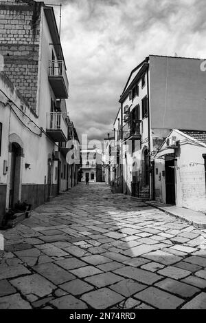 Verlassene Gasse und leere Häuser in Lesina, einer kleinen Stadt in Gargano, Süditalien Stockfoto