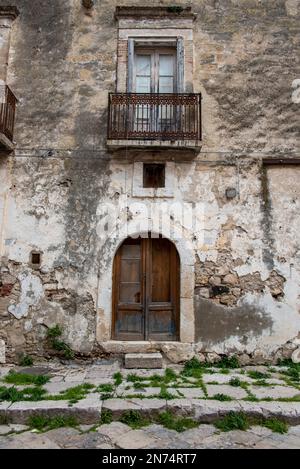 Verlassene Gasse und leere Häuser in Lesina, einer kleinen Stadt in Gargano, Süditalien Stockfoto