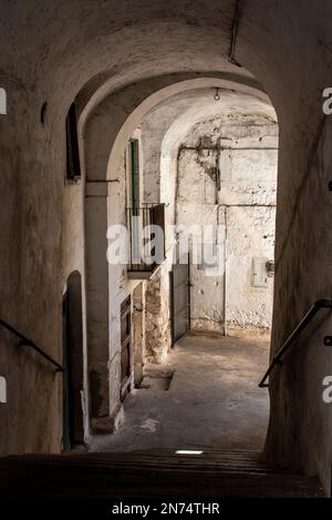 Verzauberte leere Gasse in Monte Sant Angelo, Gargano Halbinsel in Italien Stockfoto