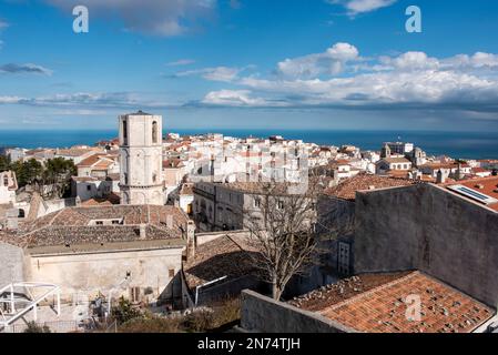 Blick auf den Monte Sant Angelo von der normannischen schwäbischen aragonesischen Burg auf der Gargano-Halbinsel in Süditalien Stockfoto