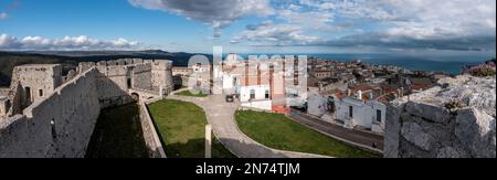 Blick auf den Monte Sant Angelo von der normannischen schwäbischen aragonesischen Burg auf der Gargano-Halbinsel in Süditalien Stockfoto