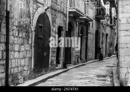 Eine verlassene enge und steinige Gasse in der Innenstadt von Bari, Italien Stockfoto