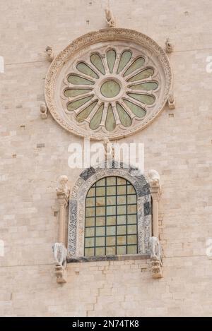 Details der Fassade der Kathedrale in Trani, Italien Stockfoto