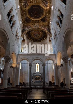 Bari, Italien, im Inneren der berühmten Basilika San Nicola in Bari, Grabstätte des Heiligen Nikolaus, Süditalien Stockfoto