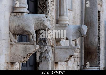 Fassade der ikonischen Basilika San Nicola in der Innenstadt von Bari, Italien Stockfoto
