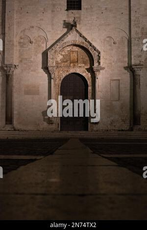 Beleuchtete romanische Basilika San Nicola in Bari, Süditalien Stockfoto