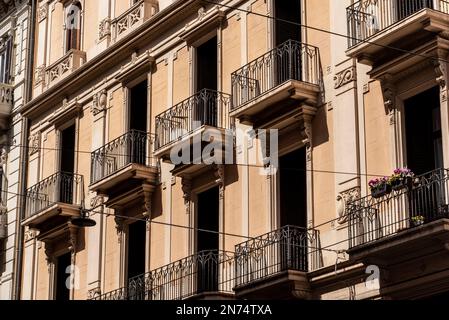 Schöne Wohnhäuser in der Innenstadt von Bari, Italien Stockfoto