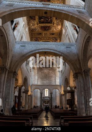 Bari, Italien, im Inneren der berühmten Basilika San Nicola in Bari, Grabstätte des Heiligen Nikolaus, Süditalien Stockfoto