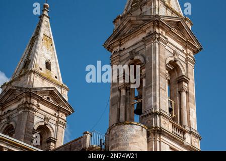 Glockenturm der Basilika der Heiligen Cosmas und Damian in Alberobello, Italien Stockfoto
