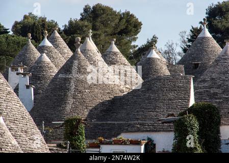 Ikonische Wohnhäuser im historischen Trulli-Viertel in Alberobello, Italien Stockfoto