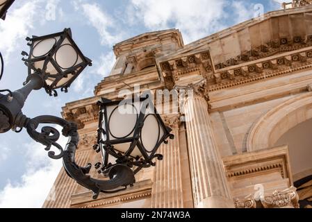 Malerisches Portal der Basilika der Heiligen Cosmas und Damian in Alberobello, Süditalien Stockfoto