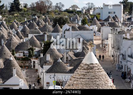 Panoramablick über das historische Trulli-Viertel in Alberobello, Italien Stockfoto