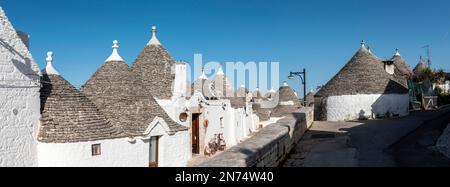 Ikonische Wohnhäuser im historischen Trulli-Viertel in Alberobello, Italien Stockfoto