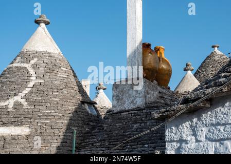Malerische Dächer von Häusern im historischen Trulli-Viertel in Alberobello, Süditalien Stockfoto