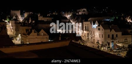 Malerische verlassene Straße im Trulli-Viertel von Alberobello, Süditalien Stockfoto