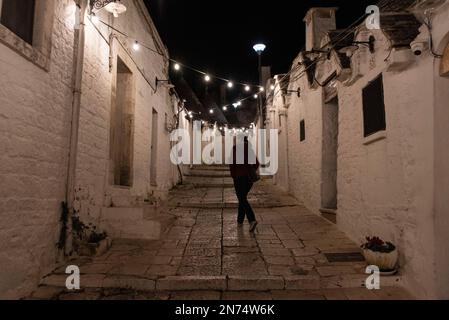 Malerische verlassene Straße im Trulli-Viertel von Alberobello, Süditalien Stockfoto