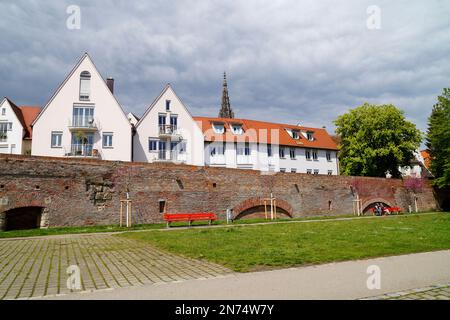 Malerischer Blick auf die Stadt Ulm mit ihrem berühmten gotischen Ulmer Münster oder Ulmer Münster und antiken Fachwerkhäusern an einem schönen Frühlingstag in Deutschland Stockfoto