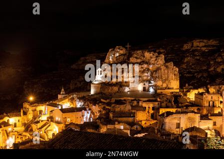 Berühmte Höhlenkirche Santa Maria von Idris in Miera bei Nacht, Italien Stockfoto