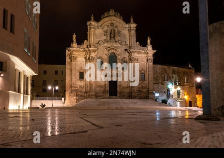 Kirche Sankt Franziskus von Assisi in Mdera bei Nacht, Italien Stockfoto