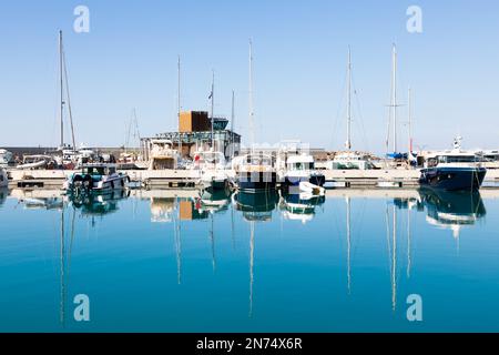Ventimiglia, Italien - August 2022: Der Hafen von Cala del Forte, brandneues, hochmodernes Yachthafen-Hotel von Monte Carlo Stockfoto