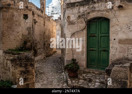 Alte mittelalterliche Gasse irgendwo in der historischen Stadt Matera, Italien Stockfoto