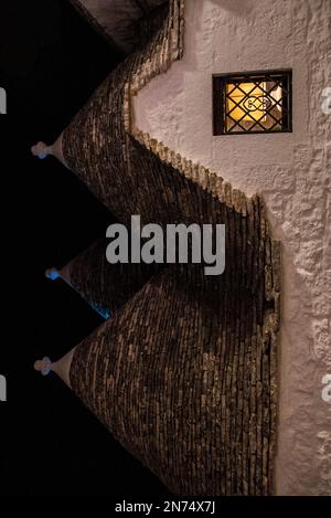 Malerische verlassene Straße im Trulli-Viertel von Alberobello bei Nacht, Italien Stockfoto