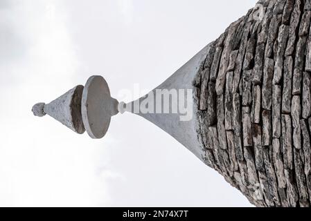 Typisches gefaltetes Steindach eines Trullo in Alberobello, Italien Stockfoto