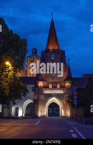 Berühmtes mittelalterliches Kreuztor in Ingolstadt bei Nacht, Deutschland Stockfoto