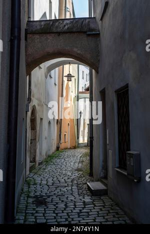 Schmale Gasse im Zentrum von Passau in Bayern, Deutschland Stockfoto