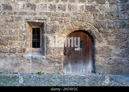 Schöne mittelalterliche Höfe von Schloss Burghausen in Bayern, Deutschland Stockfoto