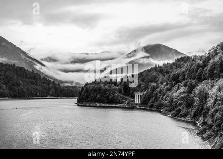 Sylvenstein-Reservoir in den Alpen von Oberbayern, Wolken hängen tief im Gebirge, Deutschland Stockfoto