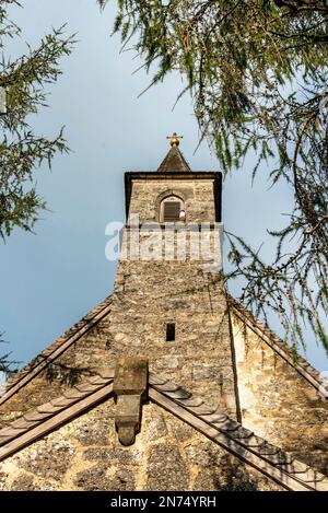 Kirchturm einer kleinen Kapelle auf der Herreninsel im Chiemsee, Bayern, Deutschland Stockfoto