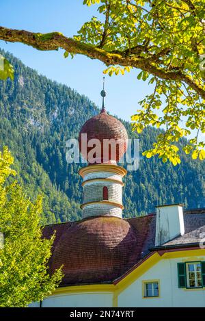 Kleine Kirche St. Bartholomäus am Königssee in den bayerischen Alpen, Deutschland Stockfoto