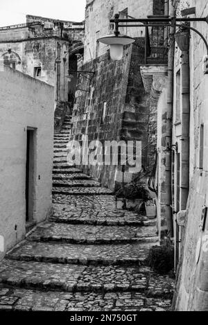 Verlassene Gasse mit Treppe in der historischen Innenstadt von Miera, Italien Stockfoto