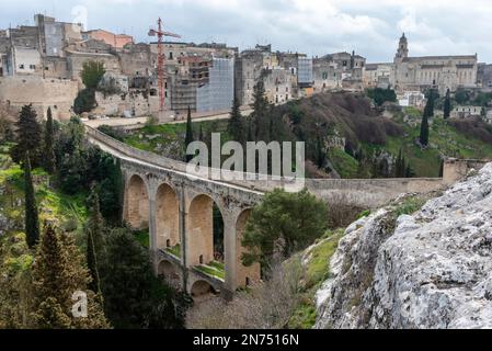 Die berühmte Aquädukt-Brücke aus römischer Zeit in Gravina, Süditalien Stockfoto