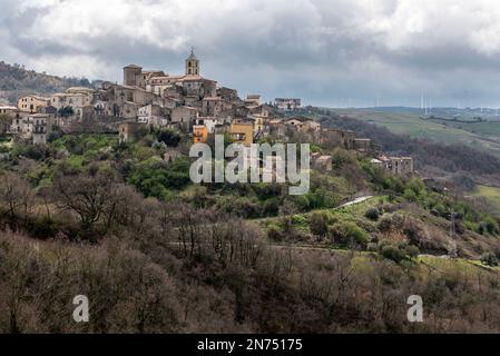 Malerisches kleines Bergdorf irgendwo in Süditalien Stockfoto