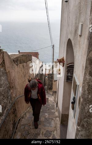 Wandern auf dem berühmten Pfad Sentiero degli Dei, dem Pfad der Götter an der Amalfiküste, Süditalien Stockfoto