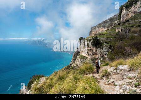 Wandern auf dem berühmten Pfad Sentiero degli Dei, dem Pfad der Götter an der Amalfiküste, Süditalien Stockfoto