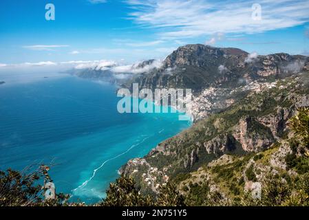 Blick auf die Stadt Positano vom Weg der Götter, Italien Stockfoto