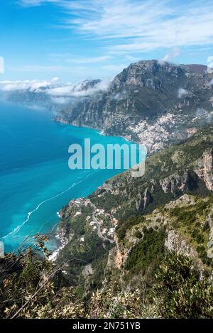 Blick auf die Stadt Positano vom Weg der Götter, Italien Stockfoto