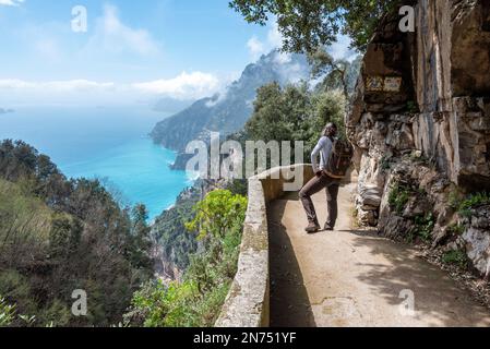 Wandern auf dem berühmten Pfad Sentiero degli Dei, dem Pfad der Götter an der Amalfiküste, Süditalien Stockfoto