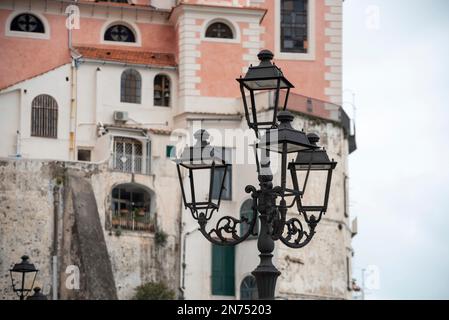 Traditionelle italienische Häuser in der Stadt Atrani an der Amalfiküste Stockfoto
