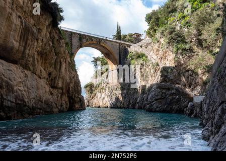 Malerische Bogenbrücke am Fjord of Fury, Amalfiküste Süditalien Stockfoto