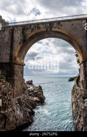 Malerische Bogenbrücke am Fjord of Fury, Amalfiküste Süditalien Stockfoto