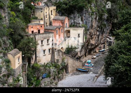 Schöne traditionelle Fischerhäuser im Fjord von Furry an der Amalfiküste, Süditalien Stockfoto