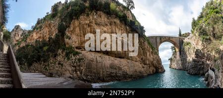 Malerische Bogenbrücke am Fjord of Fury, Amalfiküste Süditalien Stockfoto