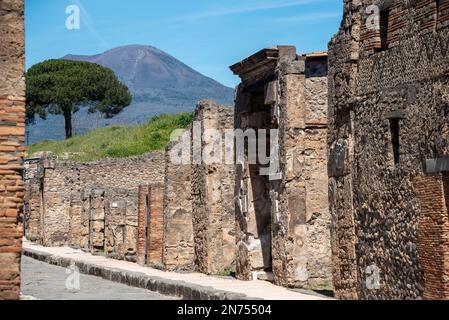 Pompeji, Italien, Ein Kreuz einer typischen römischen Straße in der antiken Stadt Pompeji, Italien Stockfoto