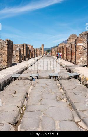 Pompeji, Italien, Ein Querweg einer typischen römischen Straße in der antiken Stadt Pompeji, Süditalien Stockfoto