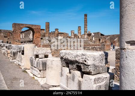 Berühmte Ansicht des Forums des antiken Pompeji, der Vesuv Vulkan im Hintergrund, Süditalien Stockfoto